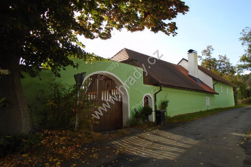 venkovská usedlost č. p. 8 s výklenkovou kapličkou v ohradní zdi