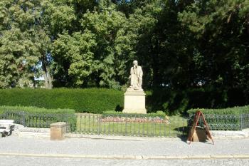 Nové Město n. Met.-Smetanův pomník (© NN  09/2016)