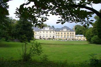 Hluboš -  zámecké průčelí (© Pavel Jarý,  11.08.2007)