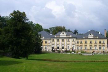 Hluboš - pohled na zámek ze zahrady (© Pavel Jarý,  11.08.2007)