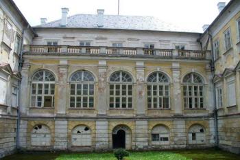 Hluboš - zámecké průčelí směřující do parku (© Pavel Jarý,  11.08.2007)