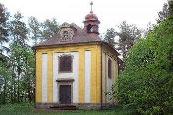 Kaple sv. Jana Nepomuckého ve Stráži pod Ralskem. (© Pavel Vítek 09/2022)