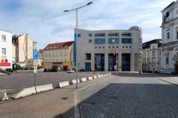 Budova ČNB a Klášterní ulice, kde pravděpodobně stával hrad v Ústí nad Labem (© Ivor 09/2023)