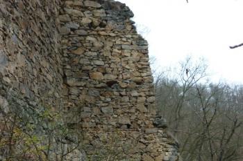 Dvojitě odstupňovaný pilíř předhradí (© Jan Večeřa, 12/2015)