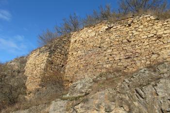 Opravdu fascinující jv.hradby s pilíři ( © Dušan Dohňanský 01/2020)