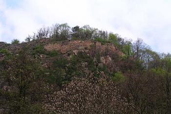 Hradba s opěrnými pilíři ( © Roman Řezáč 04/2004)