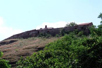 Patrně původní zdivo tvrze ( © Roman Řezáč 07/2004)