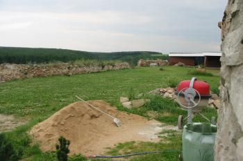 pohled přímo z plochy tvrziště (© D Dohňanský, 06/2014)