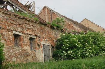 rozpadajicí se budovy přilehlého dvora (© D Dohňanský, 06/2014)