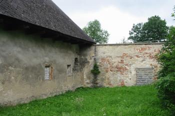 Zazděný vjezd do dvora na jižní straně, vlevo hosp. budova (© Dušan Dohňanský 07/2020)