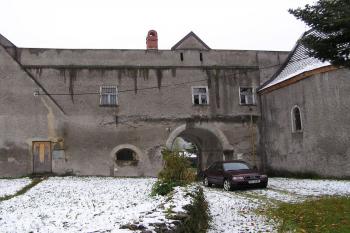 vjezd do zámeckého dvora ( © Jan P. Štěpánek 10/2007)