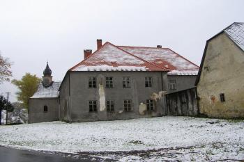 vlastní zámek s kaplí ( © Jan P. Štěpánek 10/2007)