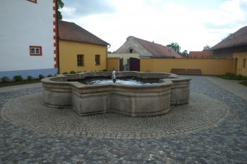 kašna na nádvoří (© Milan Caha 05/2014)