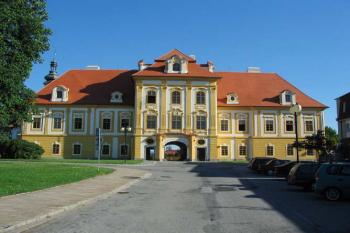 Zámek v Borovanech - hlavní průčelí (© Jiří Cukr 07/2006)