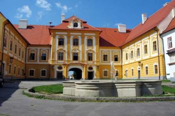 Nádvoří s kašnou (© Jiří Cukr 07/2006)