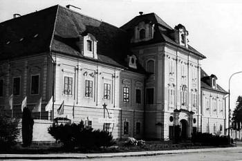 Severní průčelí zámku v 70. létech 20. století. (2003 ©Jiří Cukr)