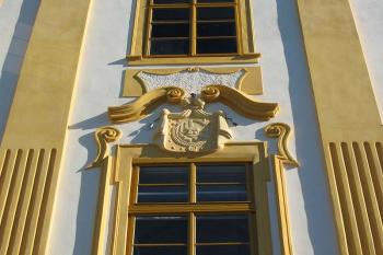 Schwarzenberský erb nad hlavním vchodem (© Jiří Cukr, 07/2006)