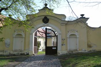 Peruc zámek (© František Kinař, 04/2012)