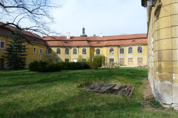 Peruc zámek (© František Kinař, 04/2012)