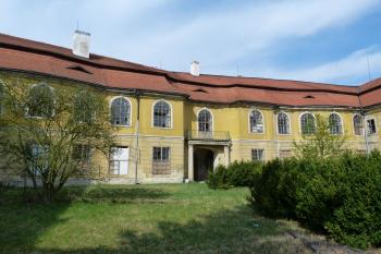 Peruc zámek (© František Kinař, 04/2012)