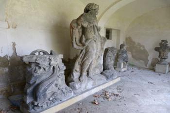 sochy v uložené lapidáriu (© František Kinař, 04/2012)