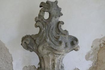 sochy v uložené lapidáriu (© František Kinař, 04/2012)