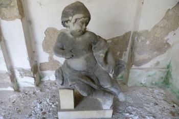 sochy v uložené lapidáriu (© František Kinař, 04/2012)