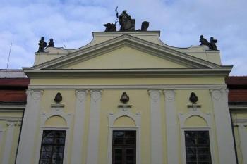 Portál nad hlavním vchodem (© Pavel Vítek 10/2005)
