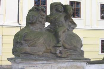 Socha před hlavním vchodem (© Pavel Vítek 10/2005)