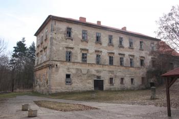 Bývalá úřednická budova hospodářského dvora východně od zámku ( © Ivan Grisa 03/2010)