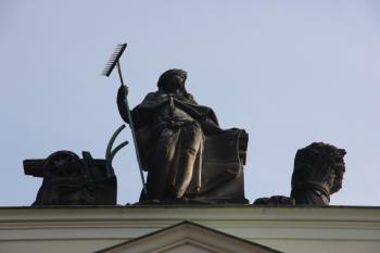 Plastika Ceres na atice středního rizalitu západního křídla ( © Ivan Grisa 03/2010)