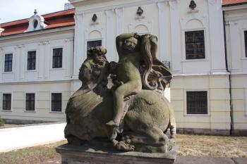 Sfinga jižně od vstupu do zámku ( © Ivan Grisa 03/2010)