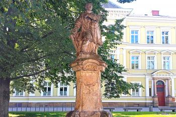 Socha sv. Vavřince ve Vysokém Mýtě. (© Pavel Vítek  09/2023)