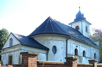 Kostel sv. Jana Nepomuckého ve Skuhrově, části České Třebové. (© Pavel Vítek  09/2023)