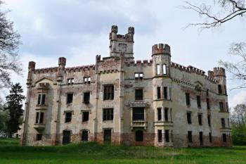 zadní průčelí zámku v Českém Rudolci ( © Jan P. Štěpánek 05/2011)