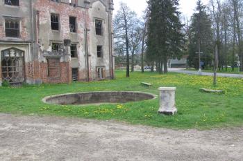 znovuobjevené a vyčištěné torzo parkové fontány (© Jaroslav Špiroch, 05/2017)