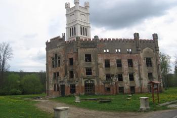 pohled ze vstupní cesty na hlavní průčelí zámku, vpopředí torzo parkové fontány (© Jaroslav Špiroch, 05/2017)