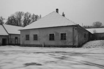 Hospodářská budova severozápadně od zámku ( © Ivan Grisa 12/2009)