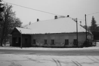 Hospodářská budova západně od zámku ( © Ivan Grisa 12/2009)