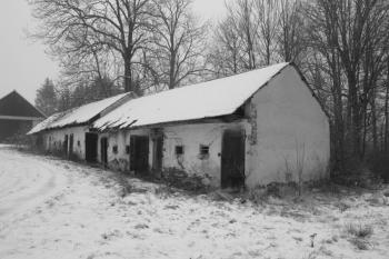 Hospodářská budova severně od zámku ( © Ivan Grisa 12/2009)