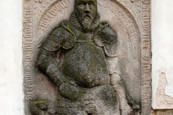 jeden z četných renesančních náhrobníků druhotně osazených do vnější fasády (© Pavel Zany Komárek  19. 11. 2012)