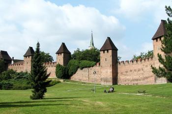Zrekonstruovaný pás východních hradeb ( © Petr Turyna 08/2005)