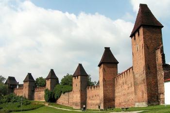 Zrekonstruovaný pás východních hradeb ( © Petr Turyna 08/2005)