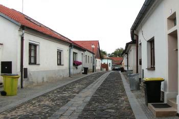 Hradební ulice, pohled k severu ( © Petr Turyna 08/2005)