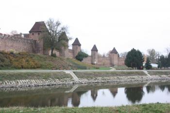 Východní část hradeb z poloostrova mezi Labem a přístavištěm ( © Ivan Grisa 11/2009)