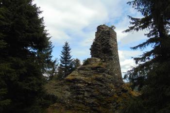 Zachovalá část paláce (© Dušan Dohňanský  04/2023)