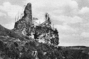 Jádro hradu Kberštejna se střepem hlásky na skalnatých sucích - fotografie z poloviny 20. století ( © R. Vojkovský: Putujeme po hradech a zámcích - Koberštejn, Beatris, Dobrá 2006)
