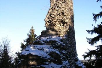 Vysoký střep štíhlé strážní věže na nepřístupném skalisku v čele jádra hradu (© Jan P. Štěpánek, 12/2006)