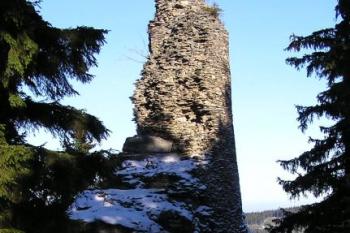 Pohled z přední části hradu na čelo jádra hradu v podobě střepu štíhlé válcové věže na skalnatém suku ( © Jan P. Štěpánek 12/2006)