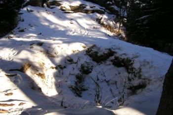 Prohlubně po suterénu pozdější přístavby k čelní válcové věži na skalnatém suku ( © Jan P. Štěpánek 12/2006)